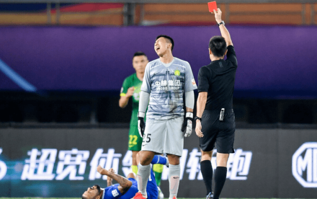  国米防线失误送乌鸡关键三分  